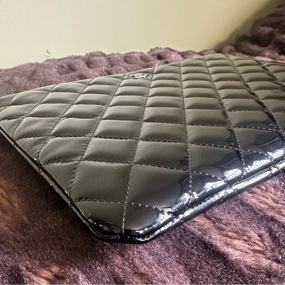 NWT Authentic Chanel Zipped Clutch with CC Heart Charm 🖤 - Picture 7 of 10